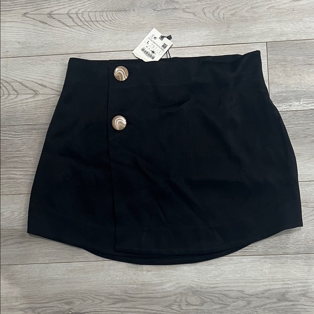 Brand new with the tag Zara Black Mini Skirt with Stylish Buttons!Gorgeous skirt